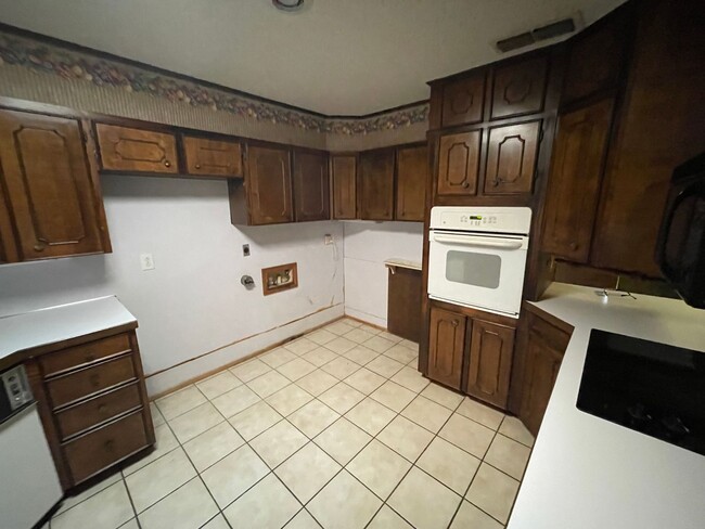 Building Photo - Spacious 3 bedroom, 2 bath