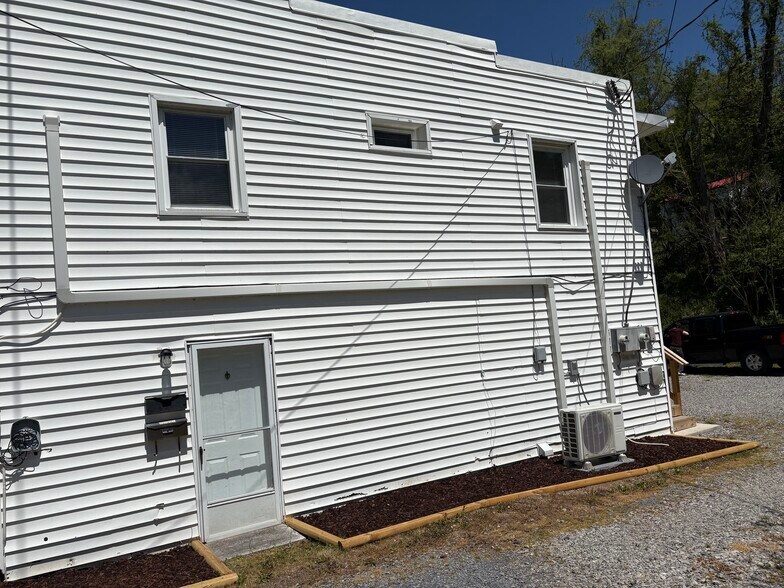 Building Photo - 557 S Church St
