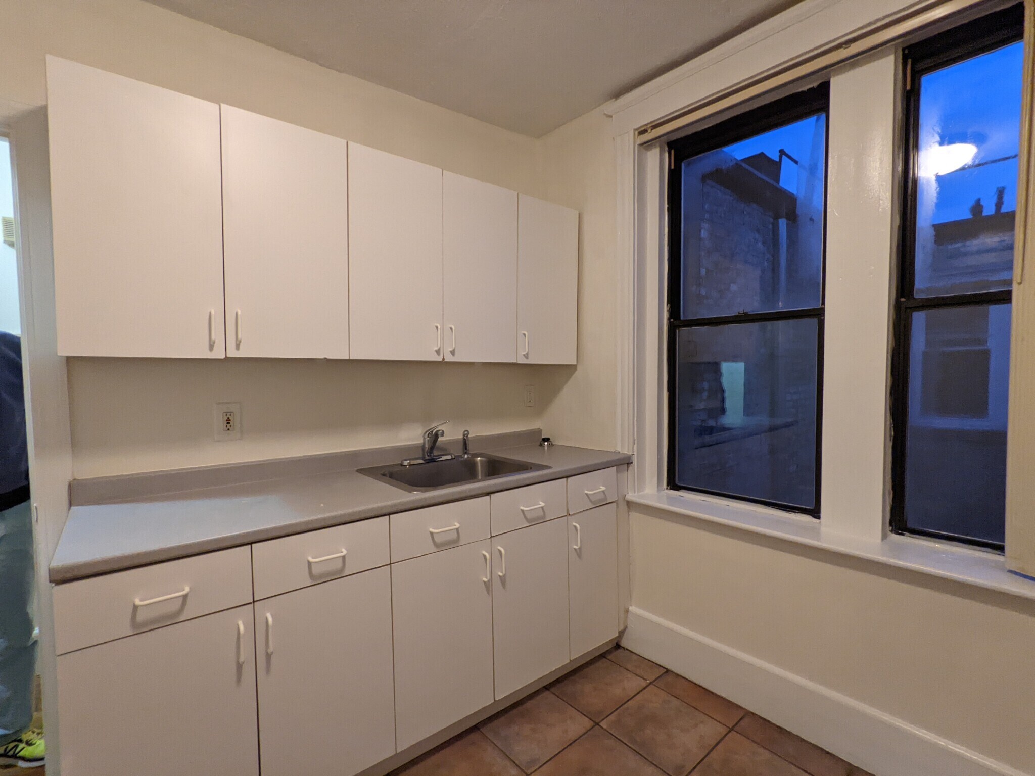 Building Photo - 11 Barrows St