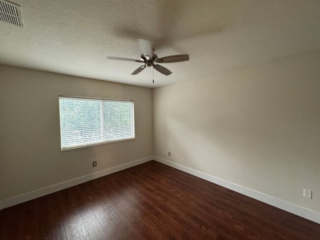 Building Photo - Spacious 4 Bedroom Spring Isle Home AVAILA...