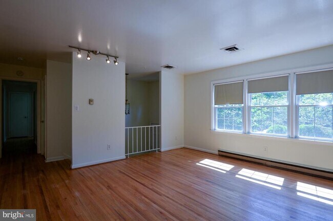 Building Photo - 3409 Beverly Dr