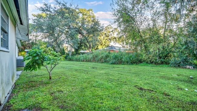 Building Photo - Renovated 3-Bed Furnished Home with Large ...