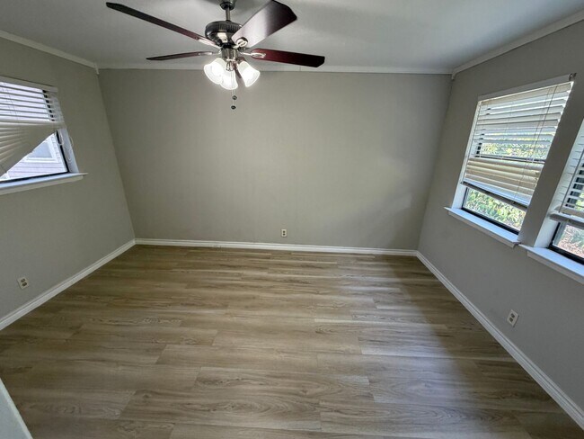 Building Photo - 5829 Phoenix Dr