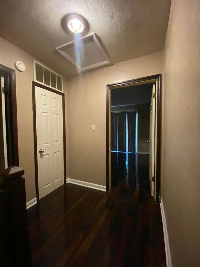 Building Photo - Gorgeous 2 Bedroom 1.5 Bathroom Townhouse ...