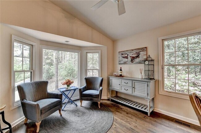 Building Photo - 443 Lakeshore Dr NW