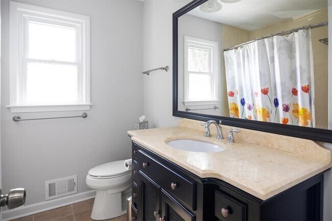 Building Photo - 4989 Kingswood Dr