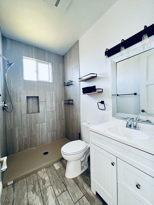 Building Photo - Private 2 bedroom, 1bath back house