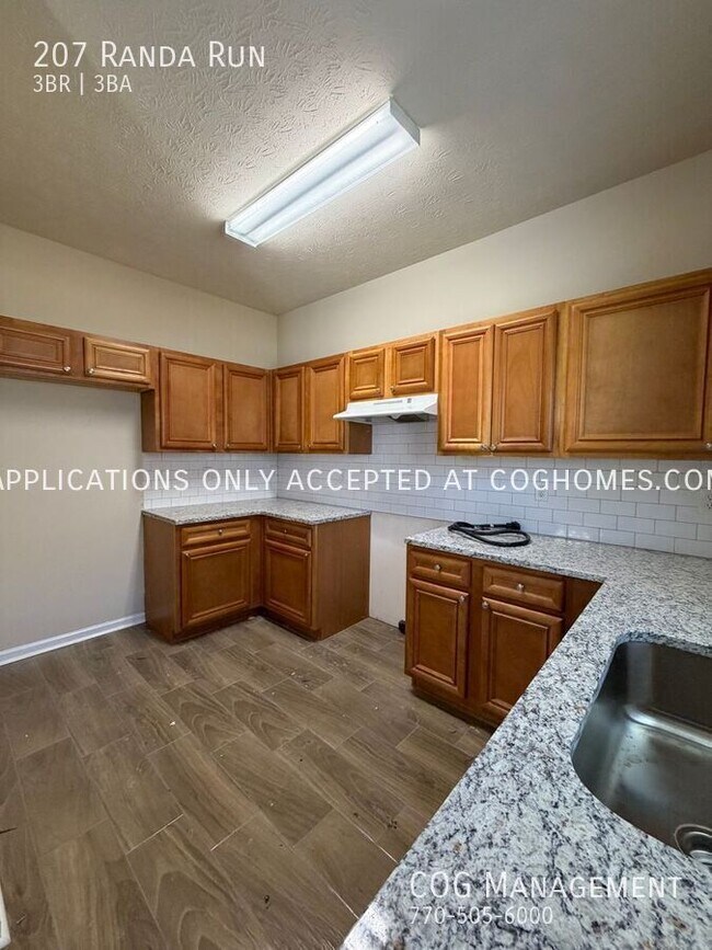 Building Photo - 207 Randa Run