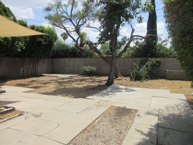 Building Photo - Adorable San Fernando home on O'Melveny