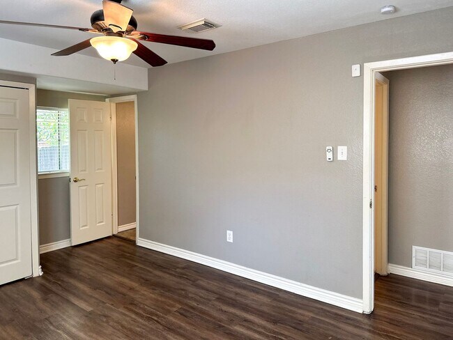 Building Photo - 3 Bedroom / 2 Bath / 2 Car Garage