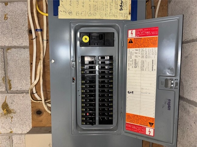 Building Photo - 1289 Creek St