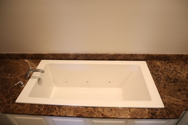 Building Photo - Gorgeous Large 4 level TH in the best Nort...