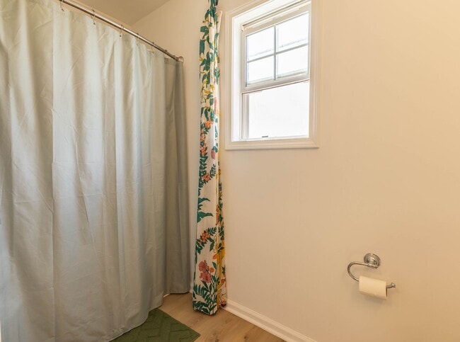 Building Photo - READY SOON! Beautifully Updated 3BR/2BA Ho...