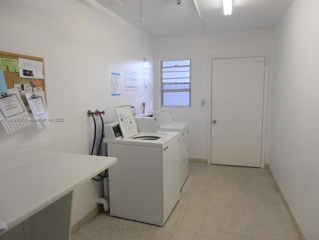 Building Photo - 2042 Newcastle A