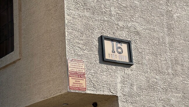 Building Photo - 2 bedroom townhome