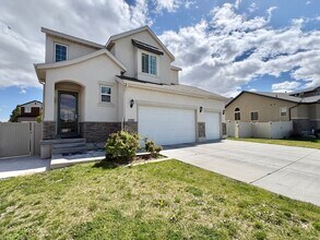 Building Photo - 3 Bed, 2.5 Bath Lakeview Home with Private Yard in Quiet Neighborhood!