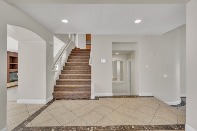 Building Photo - LUXORY 5 BEDROOM 3 1/2 BATH HOME LOCATED I...