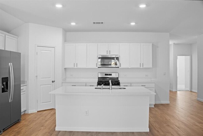 Building Photo - 445 Mustang Dr