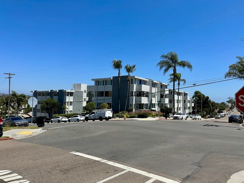 Building Photo - 1907 Robinson Ave