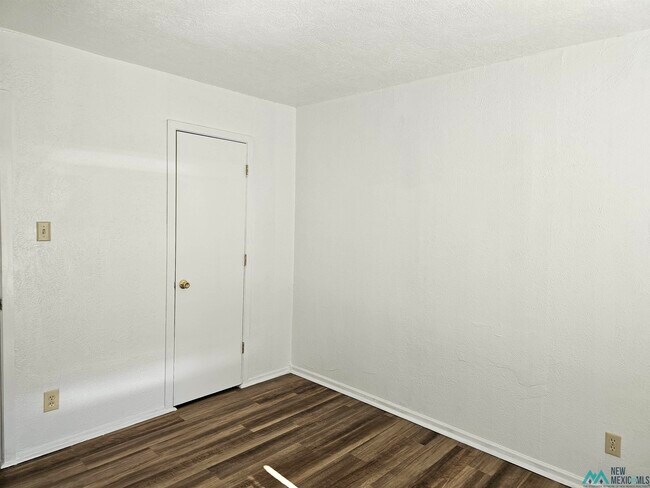 Building Photo - 921 W 16th St