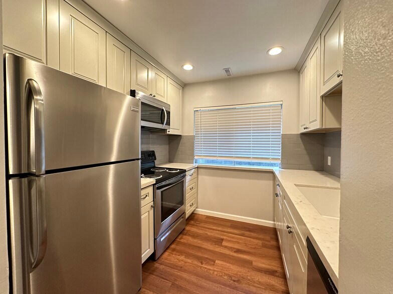 Building Photo - 1541 E Waterbury Dr
