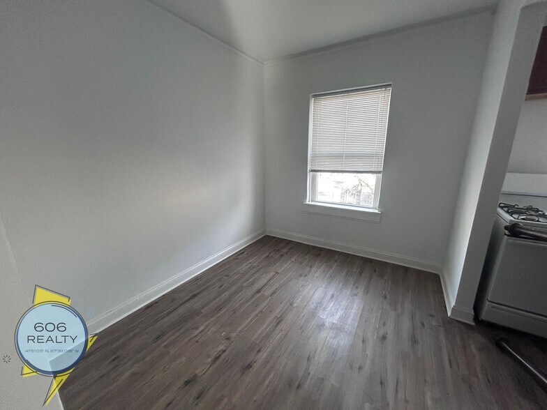 Building Photo - 7348 N Damen Ave