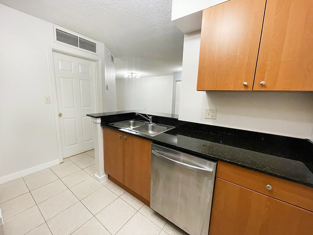 Building Photo - 2810 N Oakland Forest Dr