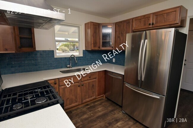 Building Photo - Modern and Spacious 3 Bed 2 Bath with Desi...