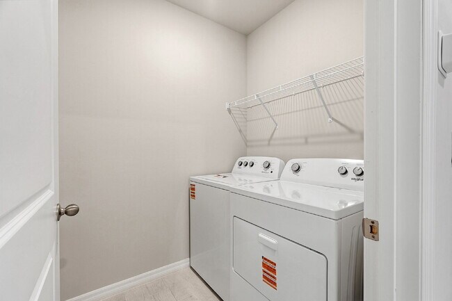 Building Photo - Spacious 4-Bedroom Gem with 2 Full Baths in Charming Punta Gorda Oasis!