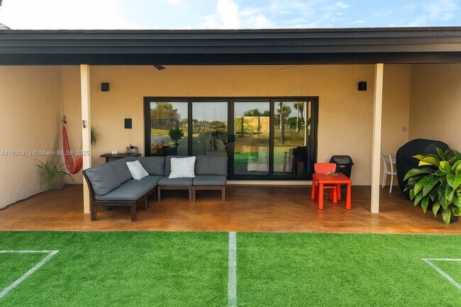 Building Photo - 7441 Bay Hill Dr