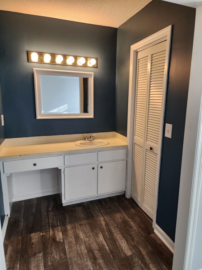 Building Photo - 105 Sandlewood Dr