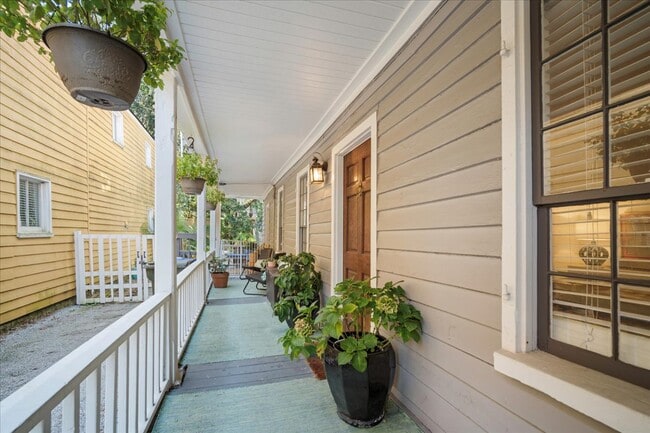 Building Photo - 237 Coming St