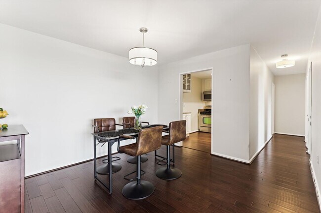 Building Photo - Great 2 Bedroom 2 Bath in Van Ness DC!