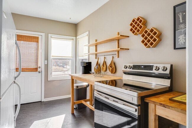 Building Photo - UNFURNISHED Charming 1 Bed, 1 Bath Rental Condo in Arbor Lodge neighborhood!