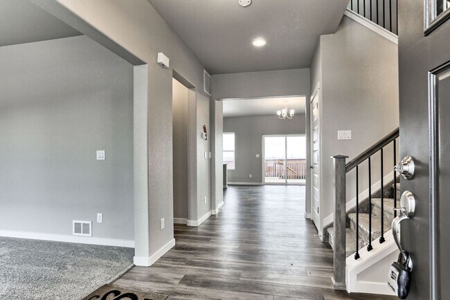 Building Photo - 3 Bedroom 3 Bath home in Raindance