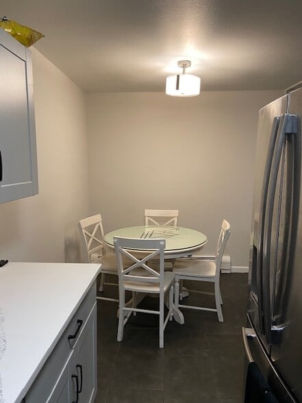 Building Photo - 1300 Golden Cir