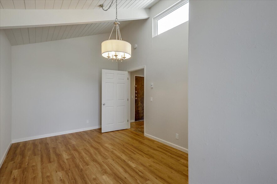 Building Photo - 2101 Shoreline