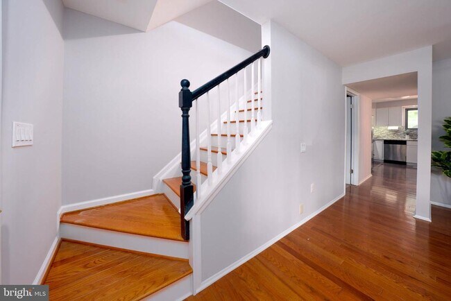 Building Photo - 1025 Commanders Way N