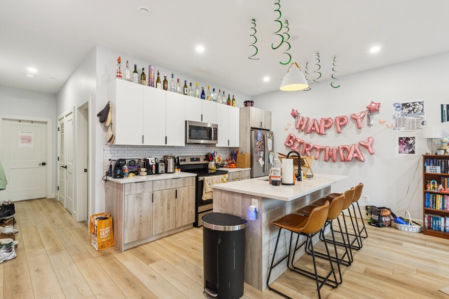 Building Photo - 3849 Lancaster Ave