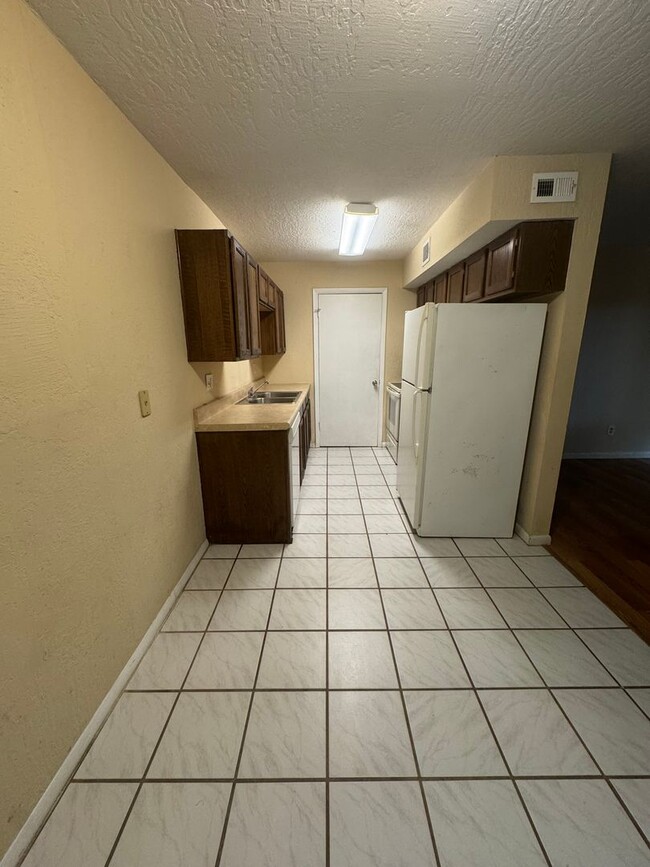 Building Photo - Spacious Ground-Floor 2-Bed/2-Bath Condo i...