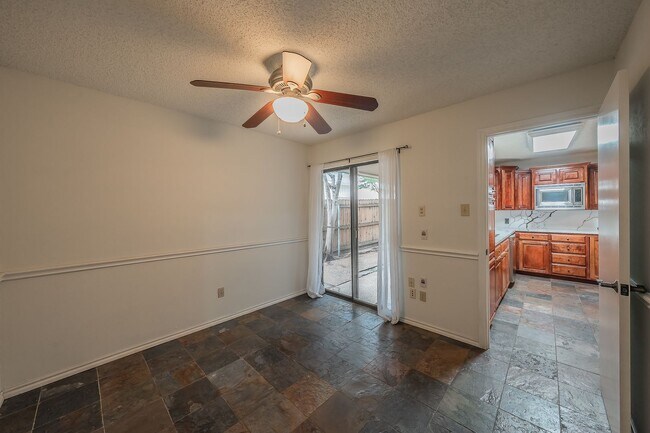 Building Photo - Amazing Townhome