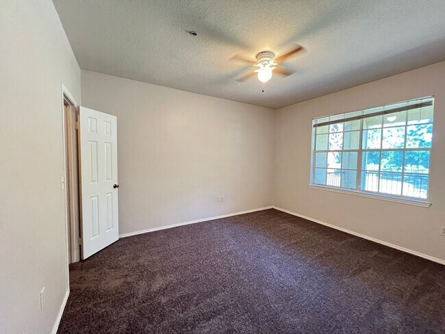 Building Photo - Spacious 1/1 condo!