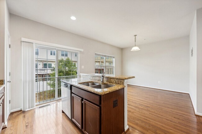 Building Photo - Stunning luxury townhome in the Fieldstone...