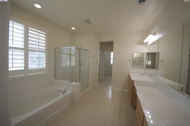 Building Photo - 1612 Marina Way