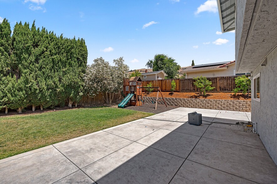 Building Photo - 3661 Slopeview Dr