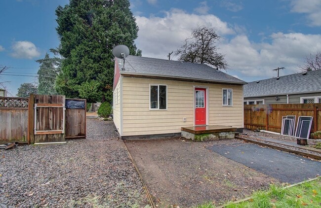 Building Photo - Charming 1+bd, 1ba Bungalow w/ Renovated Attic