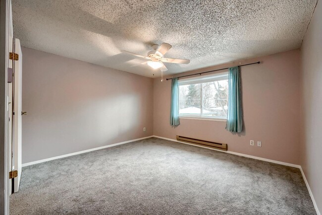 Building Photo - Two Bedroom Townhouse in Wheat Ridge!