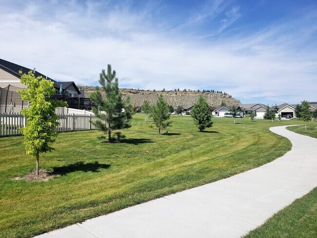 Building Photo - Fully Furnished Exquisite West-End Home! 650 Minimum Credit Score Required