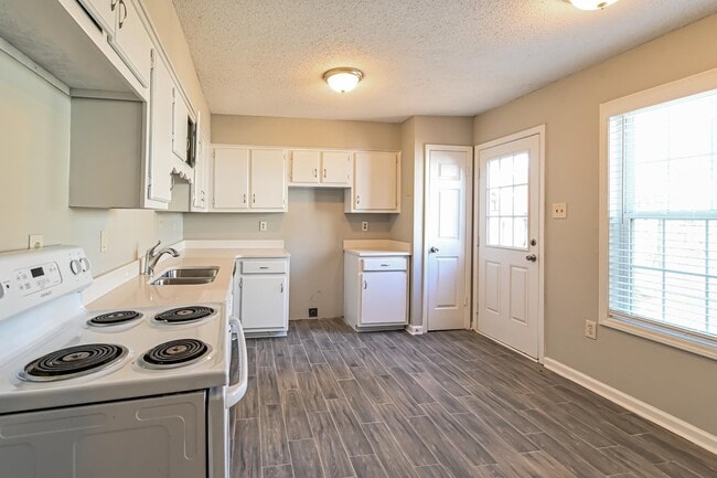 Building Photo - 4495 Bonnie Brae Dr