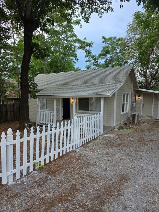 Building Photo - FULLY REMODELED 2 BED 1 BATH HOUSE IN SHASTA LAKE CITY